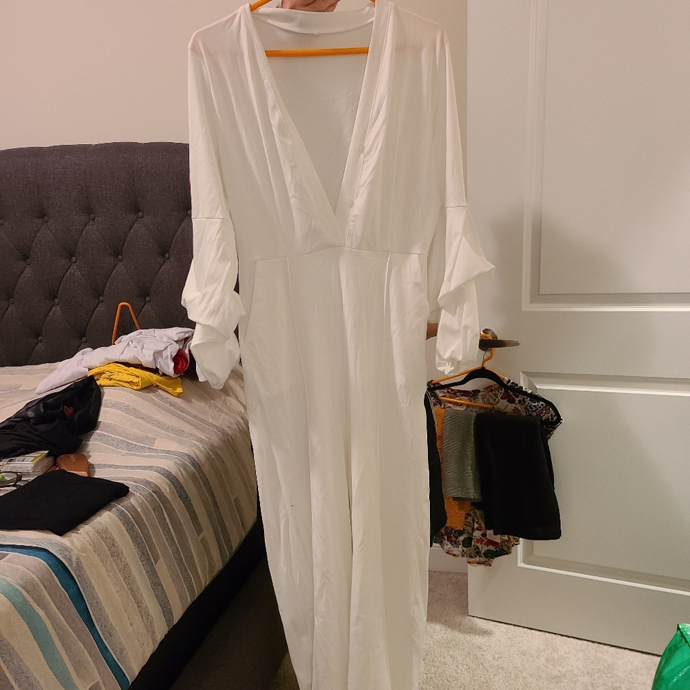 White suit - Picture 2 of 2